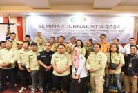 Pjs. Bupati Sidoarjo, Muhammad Isa Ansori saat menghadiri Seminar Jurnalistik 2024 yang diselenggarakan oleh Persatuan Wartawan Indonesia Sidoarjo di Hotel Halogen, Rabu (30/10). (Dok foto Rino/RadarBangsa)