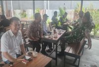 Polsek Tikung melaksanakan kegiatan cooling system bersama warga masyarakat di Warung Rest Area, Desa Tambakrigadung, Kecamatan Tikung, Kabupaten Lamongan, Senin (21/10)