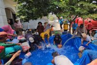 Salurkan Bantuan Air Bersih ke Desa Takeranklating 