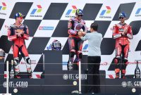 Presiden Joko Widodo saat memberikan apresiasi terhadap pemenang MotoGP  yang digelar di Sirkuit Internasional Pertamina Mandalika, Lombok Tengah, pada Minggu, 29 September 2024.