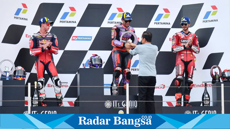 Presiden Joko Widodo saat memberikan apresiasi terhadap pemenang MotoGP  yang digelar di Sirkuit Internasional Pertamina Mandalika, Lombok Tengah, pada Minggu, 29 September 2024.