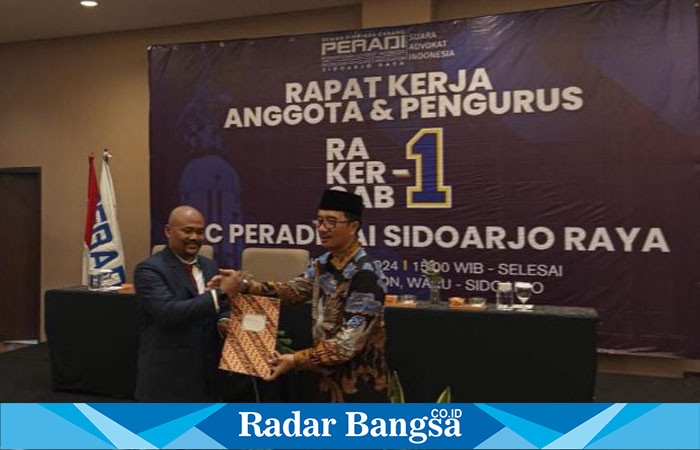 Waketum DPN Peradi SAI, Dr. Syaiful Maarif (kanan) terima laporan kegiatan Rakercab ke-1 dari Ketua DPC Peradi SAI Sidoarjo, H. Edy Rudiyanto Tarigan (Foto : FYW)