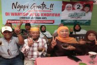 Khofifah hadir di tengah pedagang warung kopi di kawasan Perak, Surabaya, yang mendirikan Posko Ngopi Gratis di Warkop Bolo Khofifah (IST)