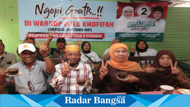 Khofifah hadir di tengah pedagang warung kopi di kawasan Perak, Surabaya, yang mendirikan Posko Ngopi Gratis di Warkop Bolo Khofifah (IST)