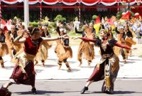 Tari Kolosal dan Flash Mob Pukau Grahadi