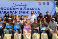 Pj Gubernur Jawa Timur, Adhy Karyono, menyerahkan bantuan sosial Program Keluarga Harapan (PKH) Plus Tahun 2024 pada Jumat (25/10) di Kantor Kecamatan Tambaksari (IST)