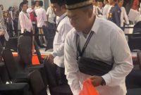 Alfian sedang memunguti sampah berserakan di Gedung Bhagawanta Bhari (foto: Hikam)