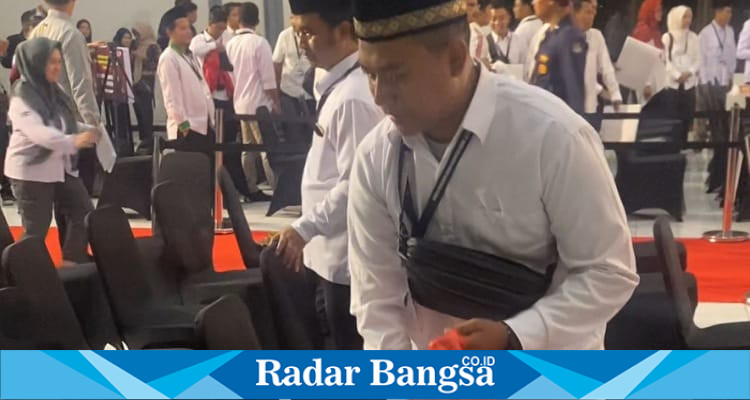 Alfian sedang memunguti sampah berserakan di Gedung Bhagawanta Bhari (foto: Hikam)