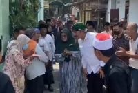 Paslon Deny - Mudawamah disambut warga Jampes (foto: Hikam)