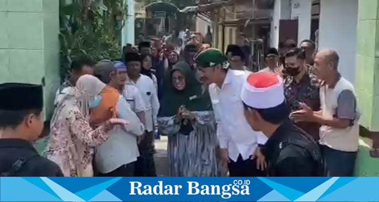 Paslon Deny - Mudawamah disambut warga Jampes (foto: Hikam)