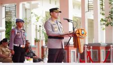 Kapolres Lamongan, AKBP Bobby Adimas Candra Putra, saat  memimpin langsung Apel Pergeseran Pasukan di Alun-Alun Lamongan (IST)