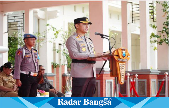 Kapolres Lamongan, AKBP Bobby Adimas Candra Putra, saat  memimpin langsung Apel Pergeseran Pasukan di Alun-Alun Lamongan (IST)