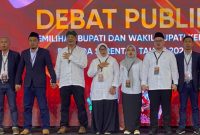 Foto bersama seusai Debat Publik Terakhir Pilkada Kabupaten Kediri (foto: CS)