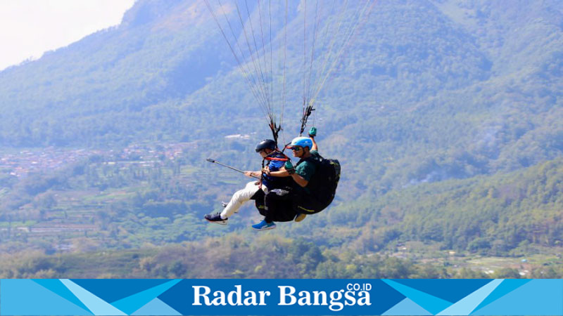  Pj  Gubernur Jatim Adhy  dan Pj  Gubernur Lampung Nikmati Wisata Tandem Paralayang di Kota Batu