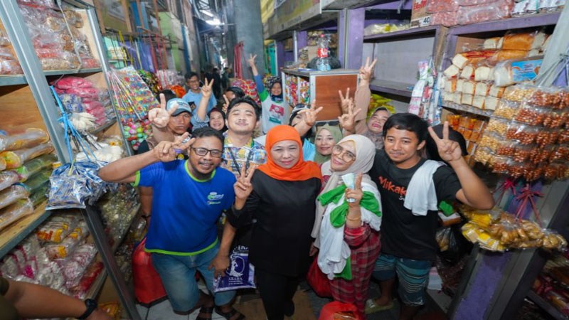 Calon Gubernur Jawa Timur Khofifah Indar Parawansa Blusukan di Pasar Sidoharjo Lamongan (hms)
