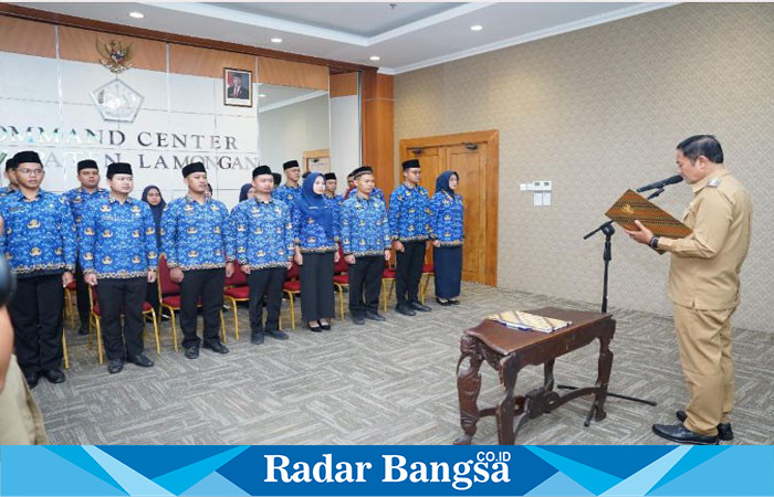 Bupati Lamongan Yuhronur Efendi mengambil sumpah dan janji Pegawai Negeri Sipil (PNS) formasi 2023 di Ruang Command Center Pemkab Lamongan lantai 3 (ist)