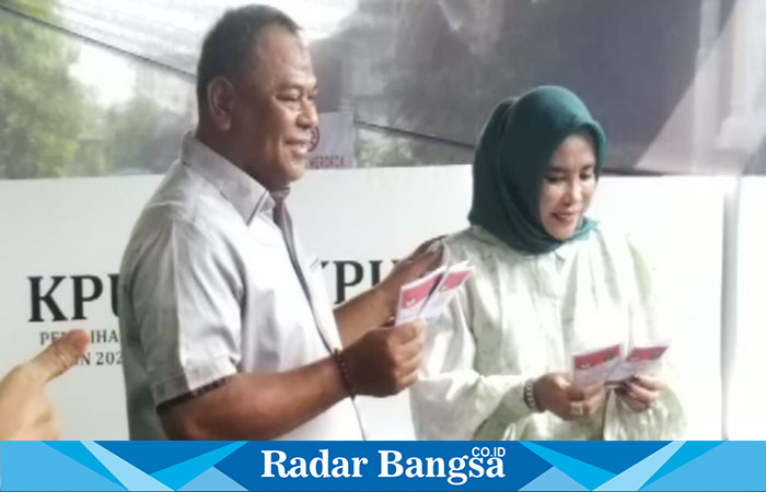 Cawabup Sidoarjo, Hj Mimik Idayana, bersama suaminya, H Rahmat Muhajirin, dan anaknya, menjalankan hak pilih mereka di TPS 10 Perumahan AL Desa Kedungkendo