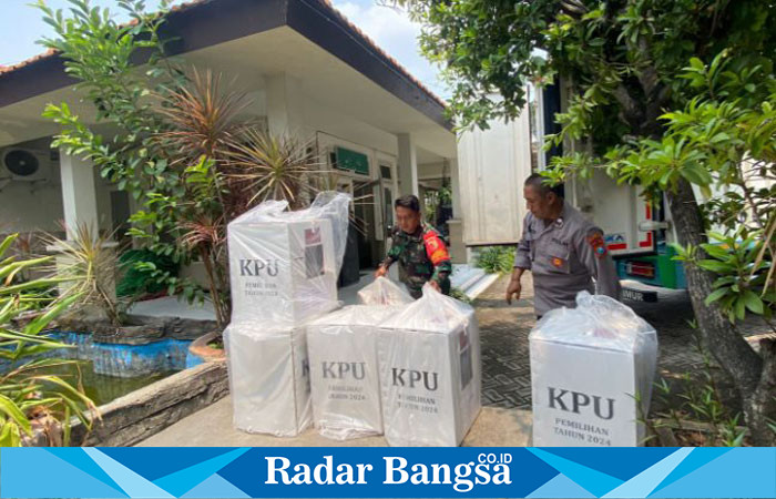 Anggota TNI - POLRI saat mengamankan pendistribusian Logistik Pilkada  (IST)