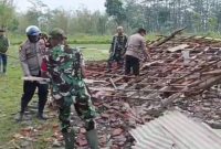 Polisi dan TNI Bersinergi Tangani Dampak Angin Puting Beliung 