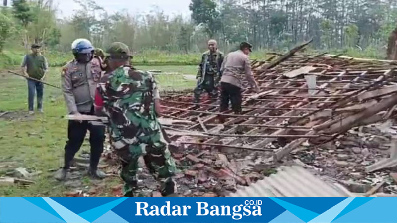 Polisi dan TNI Bersinergi Tangani Dampak Angin Puting Beliung 