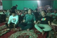 Calon wakil bupati Gresik dr. Alif bersama anggota DPRD dari Fraksi PKB Pondra Priyo Budi Utomo serta masyarakat Menganti Nobar Timnas Indonesia melawan Jepang (IST)