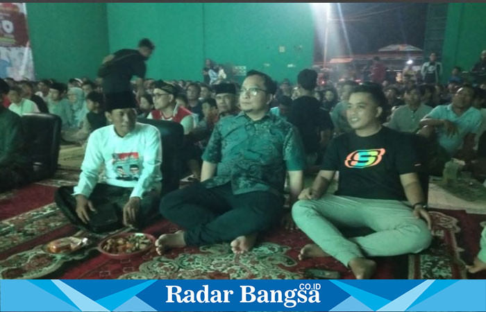 Calon wakil bupati Gresik dr. Alif bersama anggota DPRD dari Fraksi PKB Pondra Priyo Budi Utomo serta masyarakat Menganti Nobar Timnas Indonesia melawan Jepang (IST)