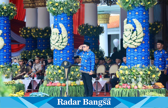 Pj Gubernur Jawa Timur, Adhy Karyono, memimpin Upacara Peringatan HUT  KORPRI  ke-53 di Halaman Gedung Negara Grahadi, Surabaya (ist)