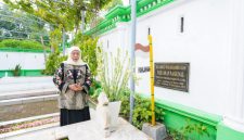 Khofifah Indar Parawansa mengisi hari tenang Pilgub Jatim dengan ziarah ke Makam Pendiri NU KH. Wahab Chasbullah di kawasan Pondok Pesantren Bahrul Ulum Tambak Beras Jombang (hms)