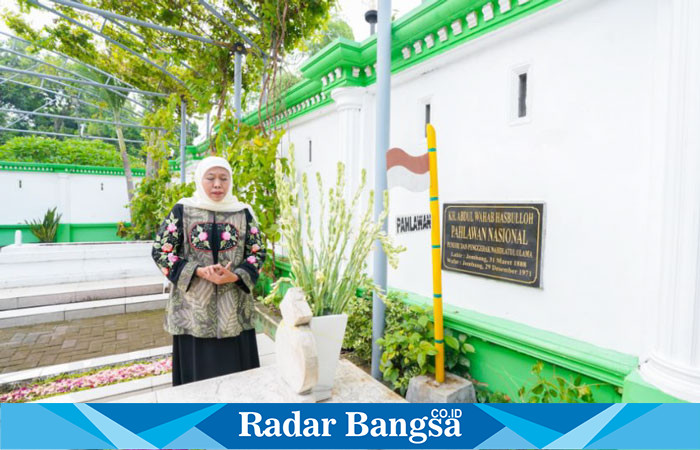 Khofifah Indar Parawansa mengisi hari tenang Pilgub Jatim dengan ziarah ke Makam Pendiri NU KH. Wahab Chasbullah di kawasan Pondok Pesantren Bahrul Ulum Tambak Beras Jombang (hms)