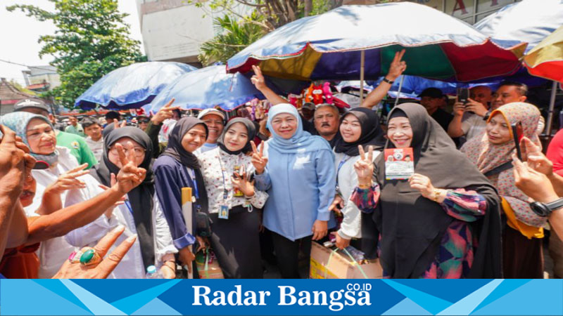 Histeris Pedagang Pasar Besar Malang Sambut Khofifah, Serukan Semangat Kemenangan