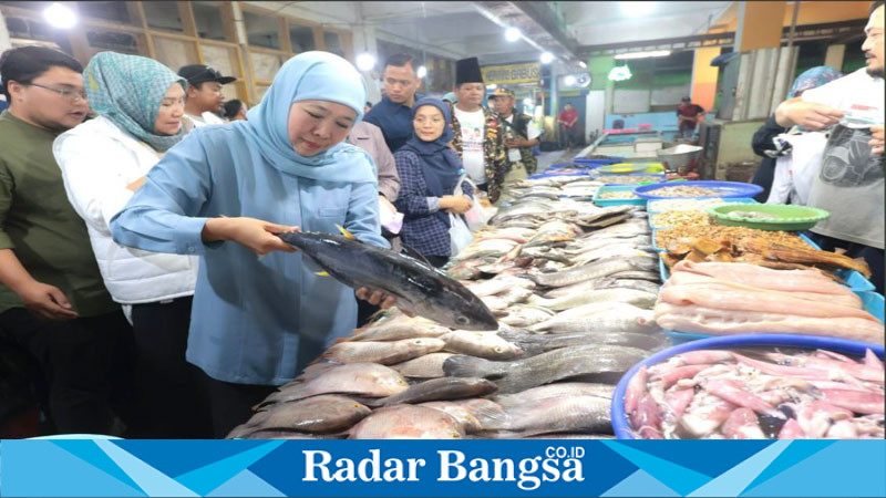 Calon Gubernur Jawa Timur nomor urut 2, Khofifah Indar Parawansa, saat mengunjungi Pasar Besar Malang (hms)