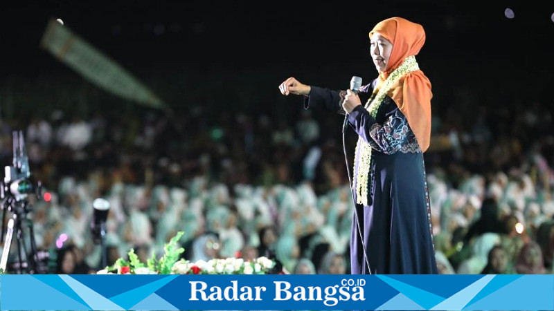 Di Hadapan Ribuan Warga, Kiai Mutawakkil Puji Khofifah Sebagai Gubernur Idola Berprestasi
