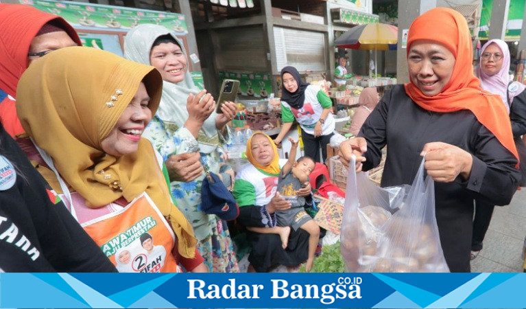 Blusukan di Pasar Lamongan, Khofifah Siap Tutup Kampanye dengan Dzikir dan Sholawat di Jatim Expo
