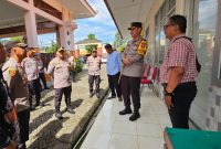 Kapolres Lamongan, AKBP Bobby Adimas Candra Putra, SH, S.I.K., M.Si., melakukan pengecekan pengamanan di Gudang Panitia Pemilihan Kecamatan (PPK) Tikung (IST)