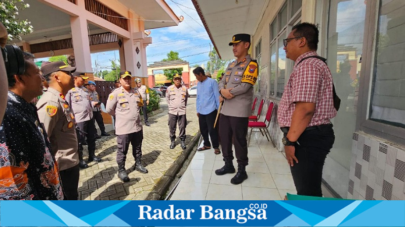 Kapolres Lamongan, AKBP Bobby Adimas Candra Putra, SH, S.I.K., M.Si., melakukan pengecekan pengamanan di Gudang Panitia Pemilihan Kecamatan (PPK) Tikung (IST)