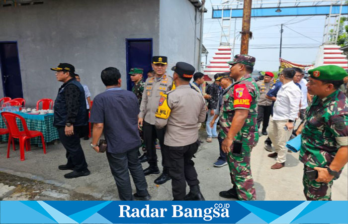 Kapolres Lamongan, AKBP Bobby Adimas Candra Putra, SH, S.I.K, M.Si., didampingi Kapolsek Tikung IPTU Tulus Haryanto, SE.,MH saat  memantau pungutan suara di Desa Joto Sanur (IST)