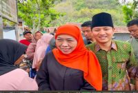 Khofifah  didampingi oleh Calon Bupati Petahana Trenggalek, Mochamad Nur Arifin dengan blusukan ke Pasar Subuh (hms)