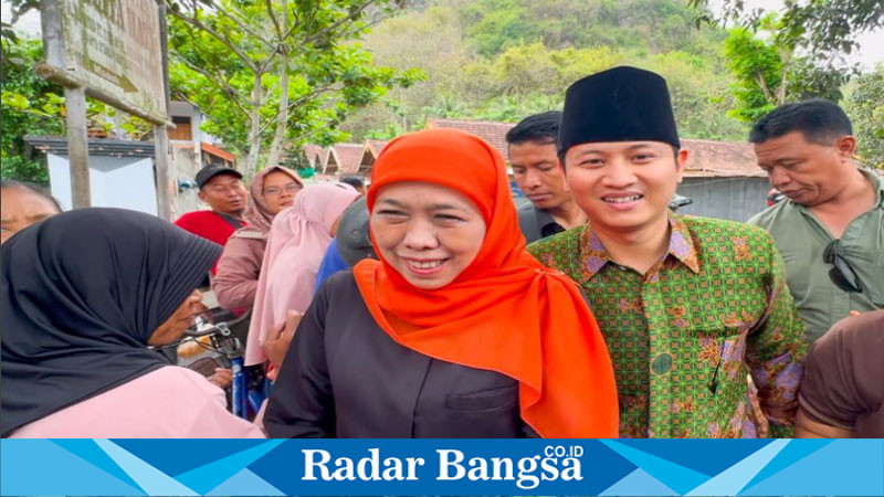 Khofifah  didampingi oleh Calon Bupati Petahana Trenggalek, Mochamad Nur Arifin dengan blusukan ke Pasar Subuh (hms)