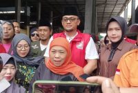 Calon Gubernur Jatim Khofifah Didampingi  Ketua PSI Lamongan  Ahmad Sandy Usai Dialog dengan pedagang di Pasar Sidoharjo (Foto Istimewa)