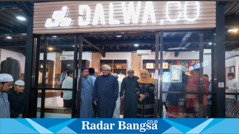 Calon Gubernur Jawa Timur, Khofifah Indar Parawansa, melakukan kunjungan silaturahmi ke Pondok Pesantren Darullughah Wadda'wah di Bangil (hms)