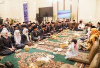 Sebanyak 33 santri dari Jawa Timur yang berhasil memperoleh beasiswa program sarjana di Universitas Al Azhar Kairo, Mesir, mendatangi kediaman Calon Gubernur Jawa Timur, Khofifah Indar Parawansa (hms)