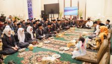 Sebanyak 33 santri dari Jawa Timur yang berhasil memperoleh beasiswa program sarjana di Universitas Al Azhar Kairo, Mesir, mendatangi kediaman Calon Gubernur Jawa Timur, Khofifah Indar Parawansa (hms)