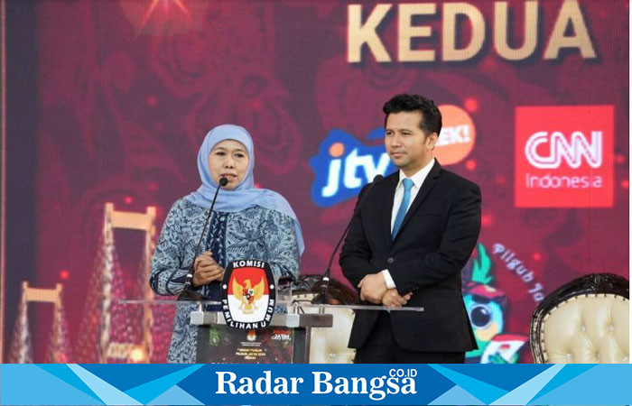 Pasangan calon gubernur dan wakil gubernur Jawa Timur nomor urut 2, Khofifah Indar Parawansa dan Emil Elestianto Dardak saat debat publik Pilkada Jawa Timur 2024 di Grand City, Minggu malam (3/11/2024).(IST)