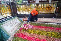 Calon Gubernur Jawa Timur nomor urut 2, Khofifah Indar Parawansa, ziarah ke makam pendiri NU  KH. Hasyim Asy'ari dan Presiden RI ke-4, KH. Abdurrahman Wahid (Gus Dur) di Kompleks Pondok Pesantren Tebuireng, Jombang (hms)