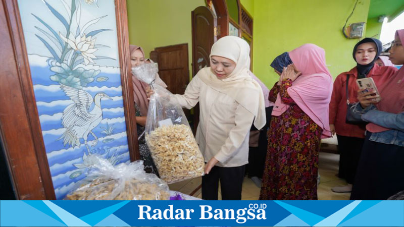 Khofifah Kunjungi Kampung Kripik Sidowungu Gresik,  Siap Fasilitasi Sertifikasi Halal dan Juleha