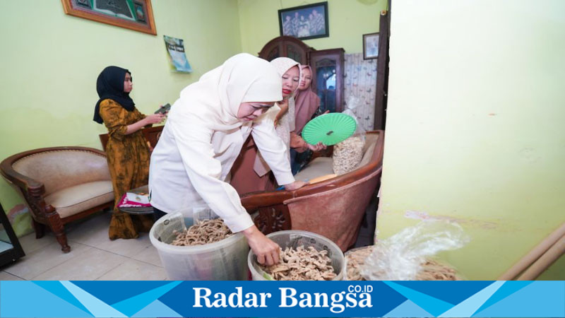 Khofifah Kunjungi Kampung Kripik Sidowungu Gresik,  Siap Fasilitasi Sertifikasi Halal dan Juleha