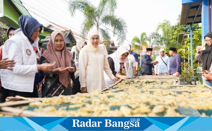 Calon Gubernur Jawa Timur nomor urut 2, Khofifah Indar Parawansa, menyambangi kampung usaha produksi kripik usus dan kripik ceker ayam yang terletak di Desa Sidowungu (hms)