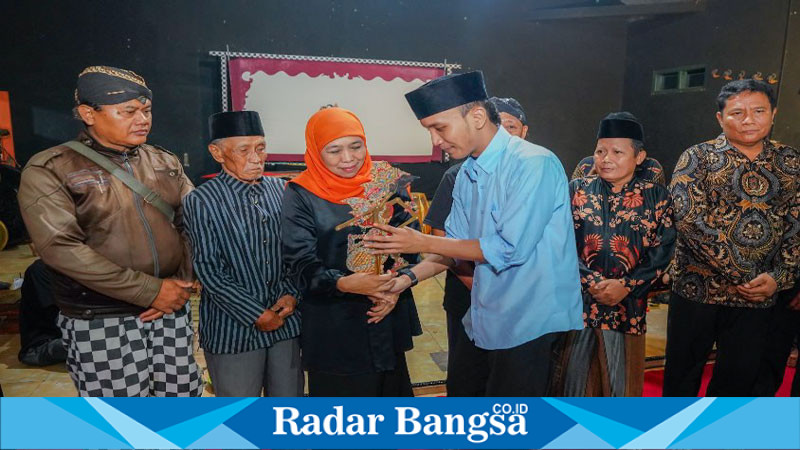 Calon Gubernur Jawa Timur, Khofifah Indar Parawansa, mendorong generasi muda untuk mencintai dan melestarikan seni budaya wayang dalam rangka memperingati Hari Wayang Nasional  (hms)