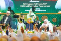 Calon Gubernur Jawa Timur Khofifah Indar Parawansa menghadiri Sholawat Akbar yang berlangsung khidmat di Grand Ballroom Hotel Aston Gresik (hms)