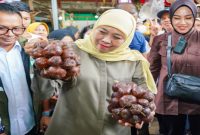 Calon Gubernur Jawa Timur Nomor Urut 2, Khofifah Indar Parawansa, kunjungi Pasar Baru Kota Lumajang (hms)